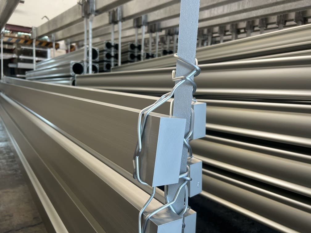 Vasca di trattamento galvanico per l'anodizzazione industriale dell'alluminio