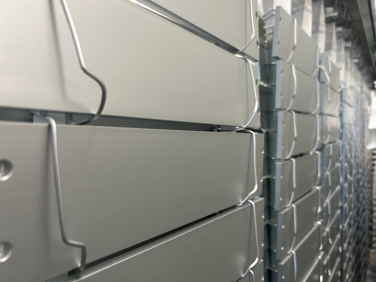 Linea di produzione per ossidazione anodica alluminio presso la sede Ghisoxal