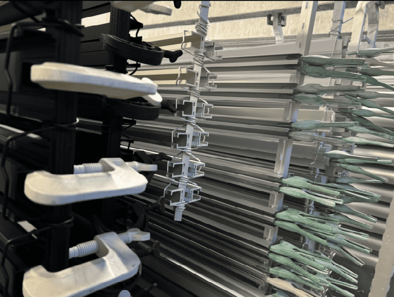 Superficie in alluminio spazzolato con finitura uniforme per estetica industriale