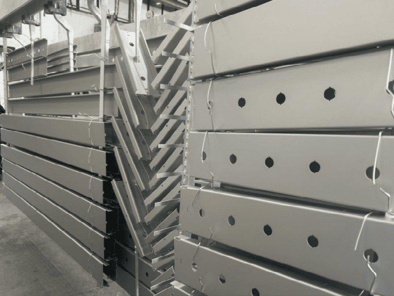 Finitura superficiale su estrusi in alluminio per il settore arredamento e design